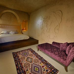 Deluxe  Cave Room